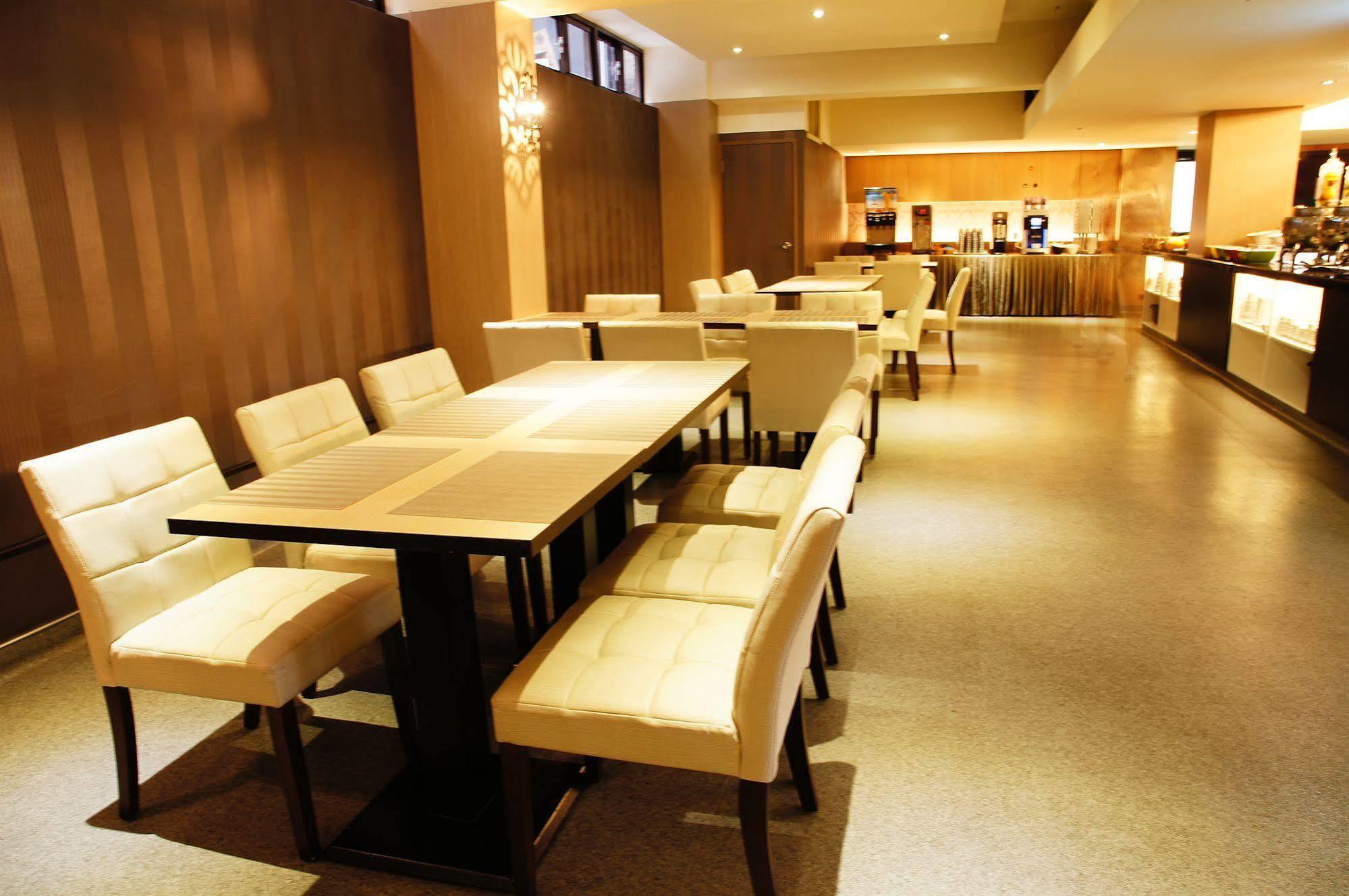 Talmud Hotel Taichung Bagian luar foto