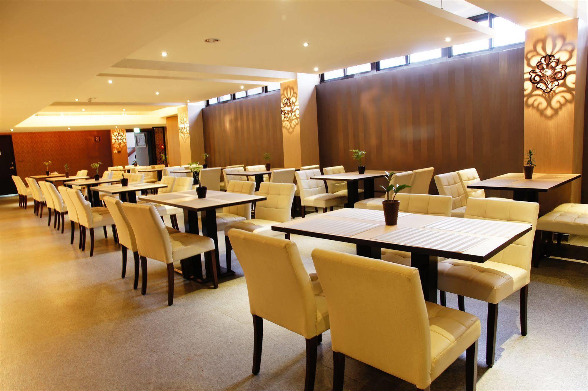 Talmud Hotel Taichung Bagian luar foto