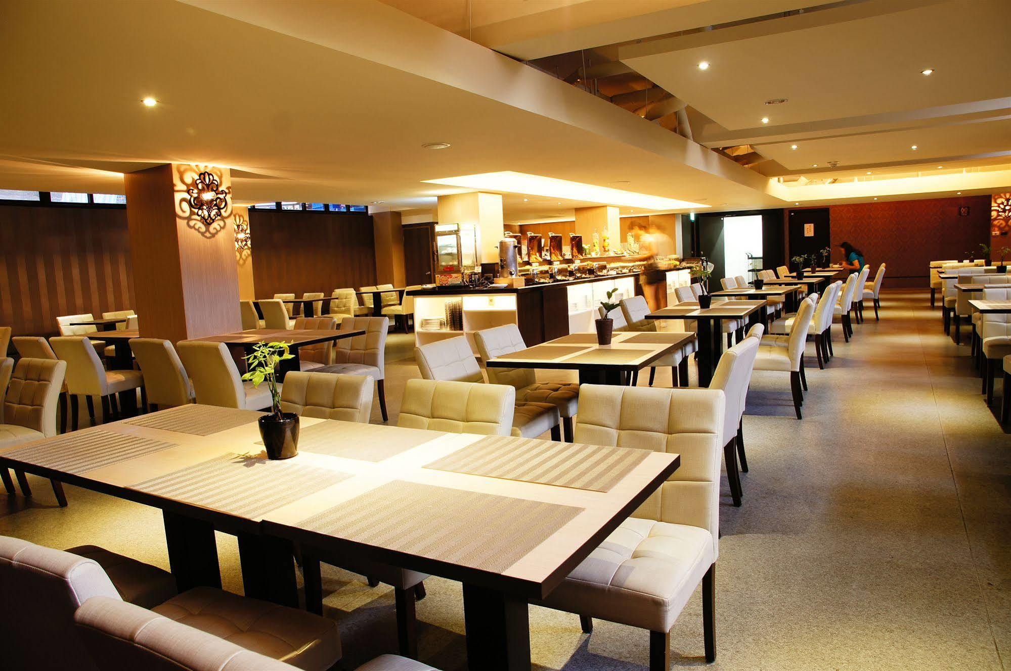 Talmud Hotel Taichung Bagian luar foto